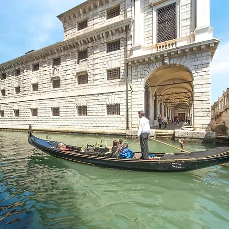 1 Bedroom Lovely In *